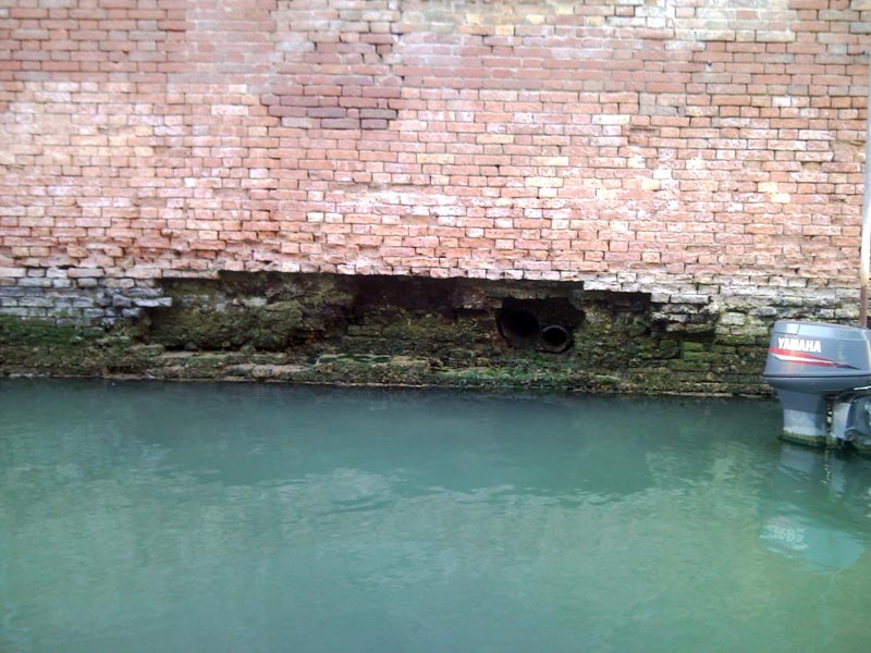 Voragini nei muri dell'Arsenale in rio di san Girolamo