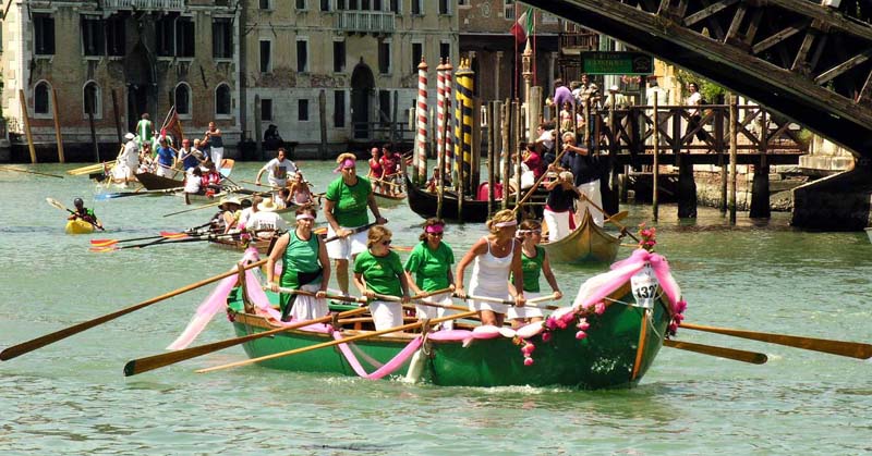 A Caorlina rowed by women at the Vogalonga
